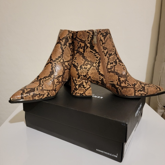 Kenneth Cole snake print pointed boots. Size 10 - Picture 3 of 4